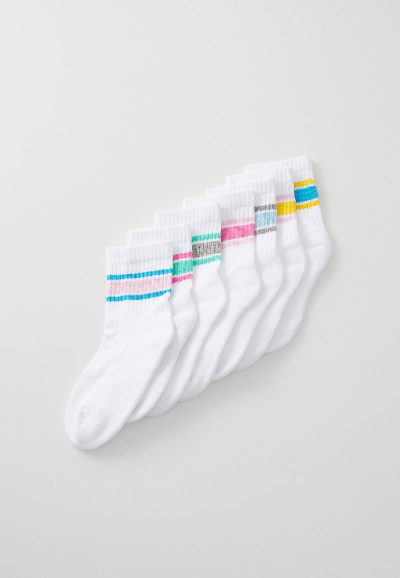 Set de six chaussettes de sport blanches, présentant des rayures colorées en bleu, rose, vert, gris et jaune sur les bords. Mélange de coton doux.