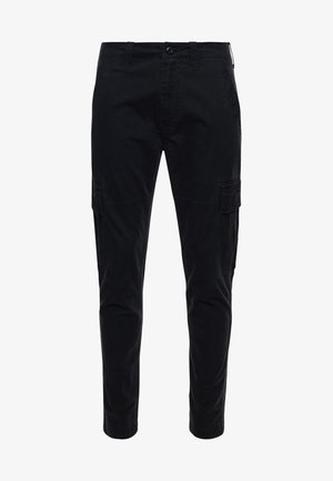 Pantalon cargo noir en coton avec une coupe droite, doté de poches latérales, passants pour ceinture et fermeture à bouton. Texture lisse, sans motifs.