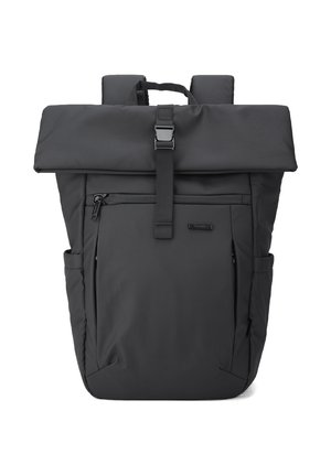 Zwarte rolltoprugzak met voorvakken met rits, zijvakken, gevoerde schouderbanden en een bovenste gespsluiting.