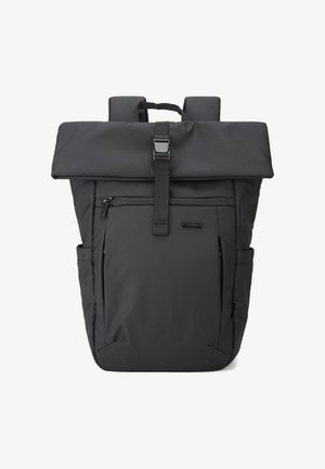 Zwarte rolltoprugzak met voorvakken met rits, zijvakken, gevoerde schouderbanden en een bovenste gespsluiting.