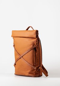 Zaino con roll-top marrone realizzato in pelle liscia, dotato di una tasca frontale con zip, spallacci regolabili e un design minimalista con accenti del logo.