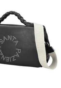 Borsa nera in pelle con manico intrecciato, tracolla bianca regolabile con logo e dettagli rotondi borchiati che formano la scritta "Santa".