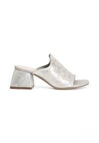 Mule aperti in argento metallico con una texture morbida, caratterizzati da una tomaia ampia e un design con tacco a blocco per garantire stabilità.