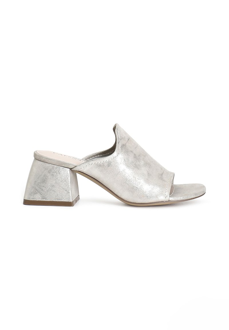 Mule aperti in argento metallico con una texture morbida, caratterizzati da una tomaia ampia e un design con tacco a blocco per garantire stabilità.