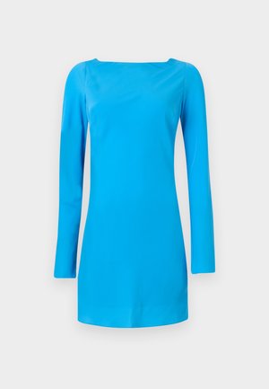 Abito lungo blu con maniche lunghe e scollatura quadrata. Realizzato in tessuto liscio e lucido, presenta una silhouette aderente e dettagli minimi.