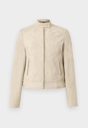 Béžová semišová bunda s stojacím golierom, predným zipsom, zipsovými bočnými vreckami, prešívanými detailmi na pleciach a nastaviteľnými bočnými pásmi.