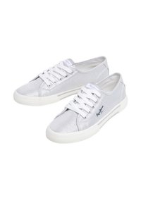 Silver sneakers med texturerad yta, vita snören och gummi sula. Har en liten logotyp på sidan. Klassisk lågskor design.