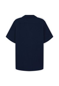 Camicia blu navy a maniche corte con colletto da campeggio, texture morbida, vestibilità ampia e design semplice sul retro, priva di marchi o motivi visibili.