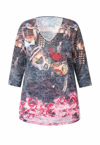 Dreiviertelarm-Tunika mit V-Ausschnitt, die ein mehrfarbiges Blumen- und abstraktes Muster auf dunklem Hintergrund zeigt. Weiche Stofftextur.