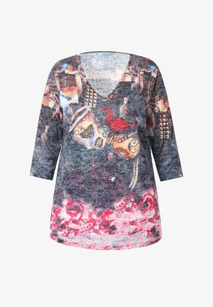 Dreiviertelarm-Tunika mit V-Ausschnitt, die ein mehrfarbiges Blumen- und abstraktes Muster auf dunklem Hintergrund zeigt. Weiche Stofftextur.
