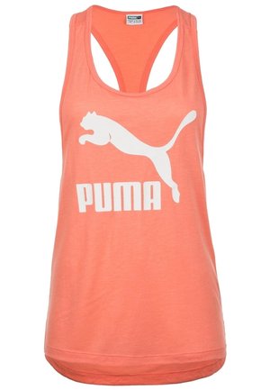 Koralowy sportowy top bez rękawów z białym logo Puma i grafiką skaczącego pumy z przodu, styl racerback, lekki materiał.