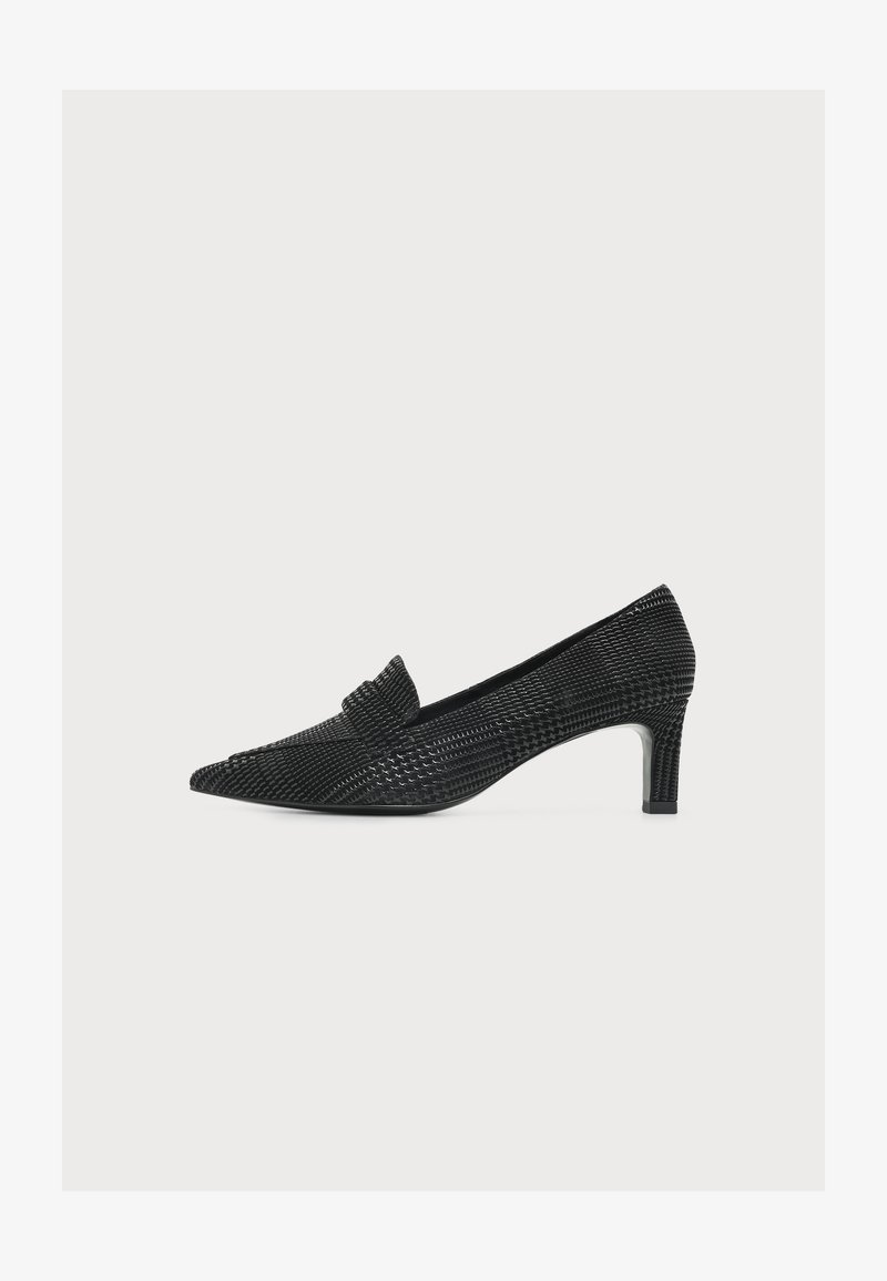Mocassin en cuir noir texturé à talon moyen, bout pointu et bride décorative, présenté de profil sur fond blanc.