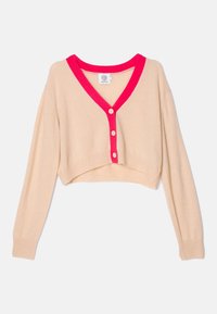 Lyhennetty beige neuletakki, jossa on syvä V-kaula-aukko ja kirkkaan vaaleanpunaiset yksityiskohdat. Edessä on kolme nappia ja pitkähihaiset hihat.