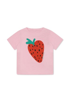 T-shirt di cotone rosa con una grande grafica di fragola rossa con semi neri e dettagli in foglia verde. Chiusure a scatto su una spalla.