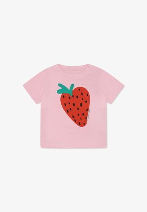 T-shirt di cotone rosa con una grande grafica di fragola rossa con semi neri e dettagli in foglia verde. Chiusure a scatto su una spalla.