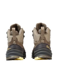 Un paio di scarpe da trekking Jack Wolfskin marroni vista da dietro, con colli imbottiti e suole accentuate in giallo.