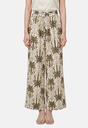 Pantaloni beige a gamba larga con stampa botanica verde e marrone, vita elastica con coulisse, indossati con top bianco e sandali beige sul modello.