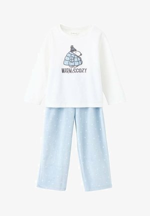 Lahka bombažna pižama s kratkimi hlačami in belim dolgim rokavom, ki prikazuje risanega medveda ter napis "WARM&COZY", v kombinaciji z mehkim modrim flanelastim hlačam, okrašenim z belimi pikami.