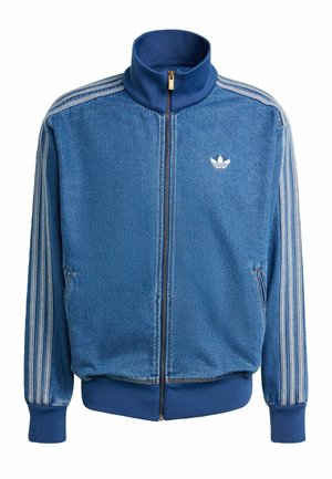 Niebieska kurtka dżinsowa na zamek, z białymi trzema paskami na rękawach, wysokim kołnierzem i przednimi kieszeniami. Miękka tekstura z ribbowanymi mankietami.