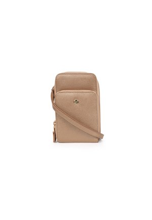 Torebka crossbody w kolorze tan, z teksturowaną skórzaną powierzchnią, z przednią kieszenią na zamek i złotym akcentem logo. Zawiera długi, regulowany pasek.