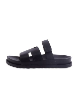 Sandale noire à bout ouvert avec deux larges sangles, dont une avec une fermeture Velcro, et une semelle plate conçue pour un usage décontracté.
