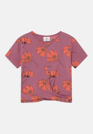 Lilla kortærmet cropped t-shirt med tryk af orange valmueblomst og en knudedetalje ved kanten.