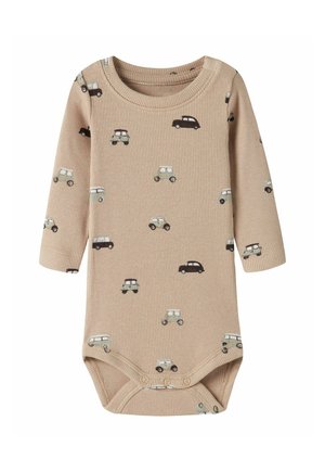 Body beige côtelé manches longues pour bébé, imprimé de petites voitures noires, blanches et vertes, avec des boutons-pression à l’entrejambe.