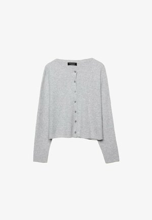 Svetlo sivi skrajšani kardigan iz rebraste pletenine, s krožno ovratnikom in šestimi usklajenimi gumbi spredaj.