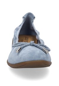 Scarpa flat in suede blu chiaro con punta arrotondata, corda intrecciata decorativa e dettagli metallici. Materiale morbido con una finitura texture.