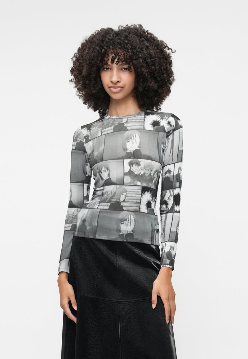 Μακρυμάνικο μπλούζα με μαύρο και άσπρο γραφικό σχέδιο από χαρακτήρες στυλ μάνγκα, κατασκευασμένη από μαλακό και ελαστικό υλικό.
