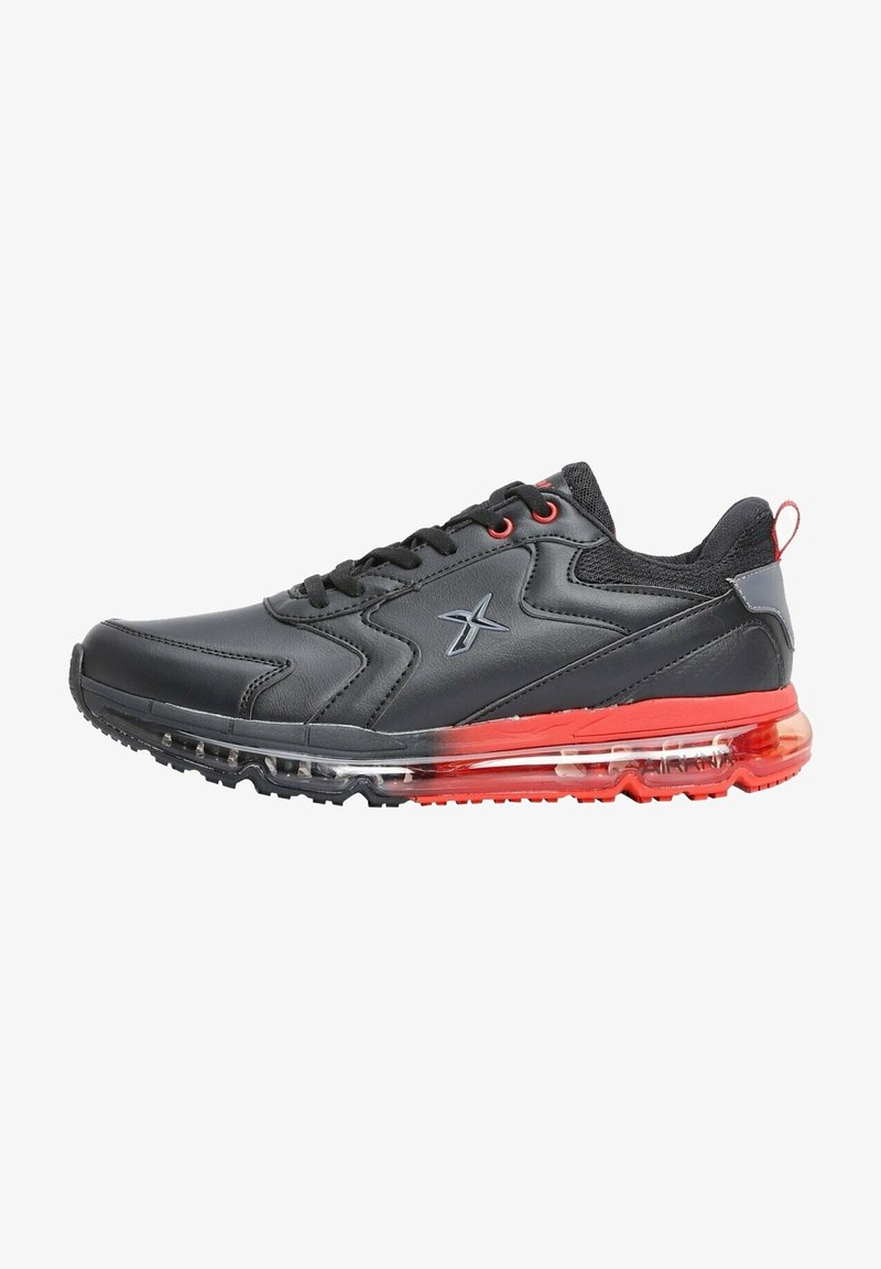 Baskets de sport noires et rouges avec semelle à coussin d'air visible, fermeture à lacets et un logo sur le côté.