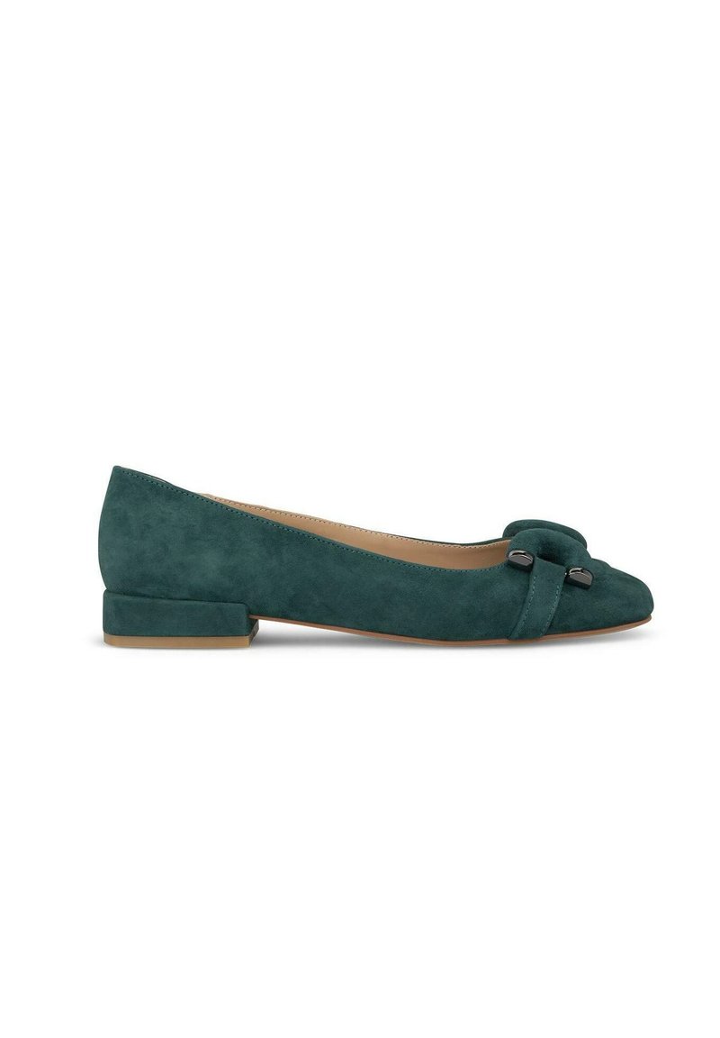 Pantoufles en daim turquoise avec un bout pointu, un petit talon carré et un accent de nœud décoratif à l'avant avec quincaillerie noire.