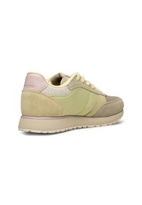 Mocka och meshsneakers i pastellgrön, beige och mjuk rosa. Har texturerade detaljer, rund tå och en vadderad krage för extra komfort.