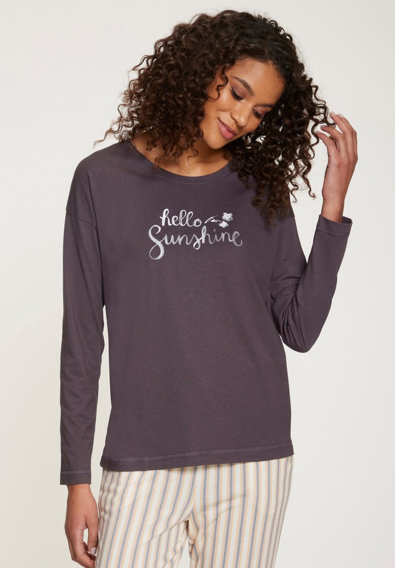 Langdurige mouw, donkergrijze shirt met een ronde halslijn en 'hello Sunshine' opdruk. Gecombineerd met lichtgestreepte broek, gemaakt van zachte stof.