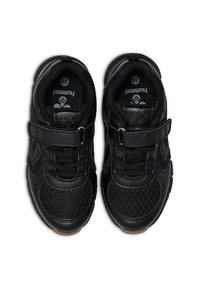 Zwarte sportieve schoenen met een bovenwerk van gaas en synthetisch materiaal, veters en een klittenbandsluiting voor een verstelbare pasvorm; rubberen zool.