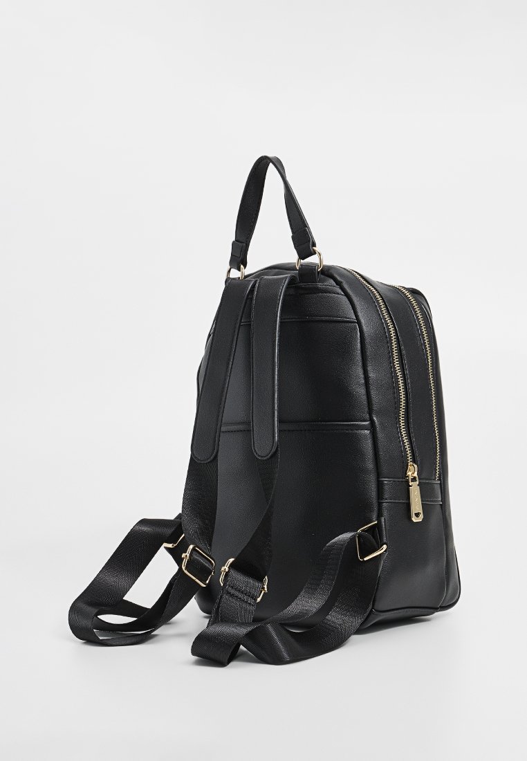 Schwarzer Leder-Rucksack mit zwei goldenen Reißverschlüssen, verstellbaren Schultergurten und einem Tragegriff. Glatte Textur mit minimalistischem Design.