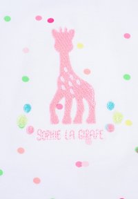 Tessuto bianco con pois colorati di forma rotonda in rosa, verde, blu e giallo. Presenta una giraffa ricamata in rosa con la scritta "Sophie la Girafe" sottostante.