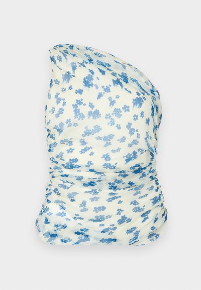 Tessuto di colore crema con motivo floreale, fiori blu, design arricciato, leggero e morbido al tatto, adatto per accessori o abbigliamento.