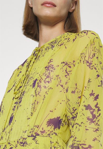 Victoria Beckham PLEATED TEA DRESS - Rochie cocktail/Rochie petrecere - yellow ochre/violet