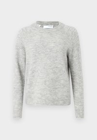 Harmaa neulottu neulepaita, jossa on pyöreä pääntie, pitkät hihat ja pehmeä, teksturoitu pinta. Malli on hieman väljä.