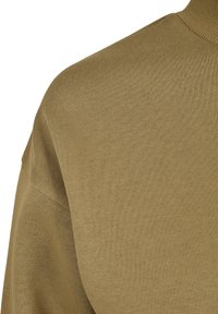 Olivengrønn strikkegenser med høy hals og senkede skulders�ømmer. Stoffet er glatt med en subtil tekstur og stretch.