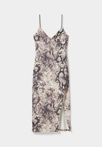 Robe midi sans manches à motif imprimé serpent, avec une taille cintrée, une fente haute sur la cuisse et une texture de tissu lisse dans des tons doux.