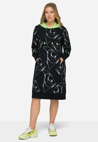 Robe noire à capuche avec un motif abstrait argenté, dotée d'une capuche contrastante verte et de cordons de serrage. Dispose de poches latérales et d'une coupe décontractée.