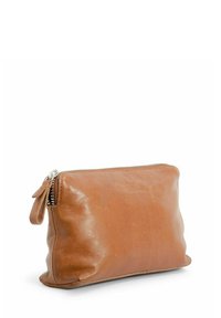 Bolsito de cuero marrón con una textura suave, cierre de cremallera y una pequeña pestaña lateral. Presenta costuras minimalistas y una forma suave y redondeada.