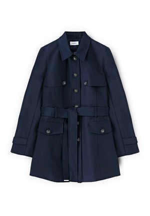 granatowy płaszcz trencz z paskiem, zapięciem na guziki, kieszeniami z patką, długimi rękawami i szerokim kołnierzem.