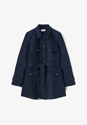 Trench-coat bleu marine ceinturé avec fermeture à boutons, poches à rabat, manches longues et large col.
