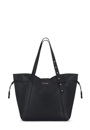 Zwarte lederen schoudertas met een gestructureerd oppervlak, dubbele handvatten en goudkleurige branding. Heeft een ruime binnenkant en een strikdetail.