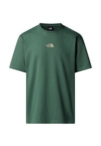 Camiseta de algodón verde con cuello redondo, mangas cortas y un pequeño logo blanco en el pecho. Textura suave y corte estándar.