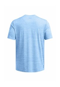 Hele sinine sportlik T-särk, millel on tekstuuriga muster, lühikesed varrukad ja ümar kaelus. Logo on nähtav selja ülaservas.