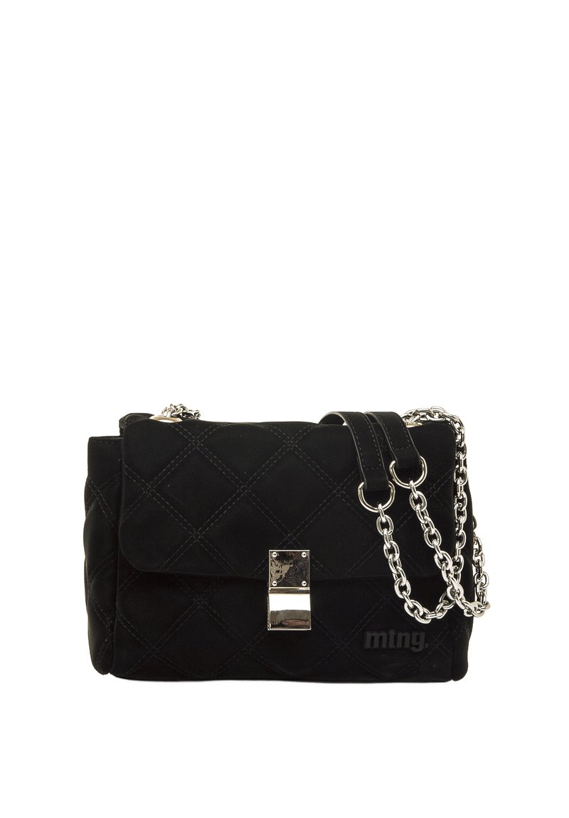 Borsa a tracolla in suede nero con texture trapuntata, catena argentata e chiusura in metallo. Presenta un logo nell'angolo in basso a destra.